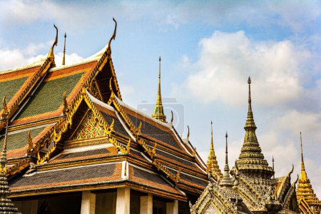 Foto de Estructuras tradicionales decoradas en oro en el Gran Palacio de Bangkok Tailandia, Sudeste Asiático - Imagen libre de derechos