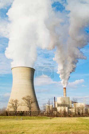 Foto de Emisiones de una central eléctrica de combustión de carbón en zonas rurales de América del Norte - Imagen libre de derechos