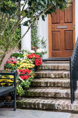 Téléchargez les photos : Entrée pittoresque de l'une des nombreuses maisons à Charleston Caroline du Sud, États-Unis, Amérique du Nord avec espace de copie - en image libre de droit
