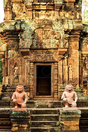 Foto de Banteay Srey es un templo camboyano del siglo X dedicado al dios hindú Shiva. Situado en la zona de Angkor Wat, Camboya, Sudeste Asiático - Imagen libre de derechos