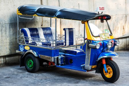 Foto de El auto rickshaw, comúnmente conocido como tuk-tuk en la mayor parte de Asia, es una forma ampliamente utilizada de transporte urbano en Bangkok y otras ciudades tailandesas, así como otras ciudades asiáticas importantes. Es particularmente popular donde la congestión del tráfico es un problema importante, su - Imagen libre de derechos