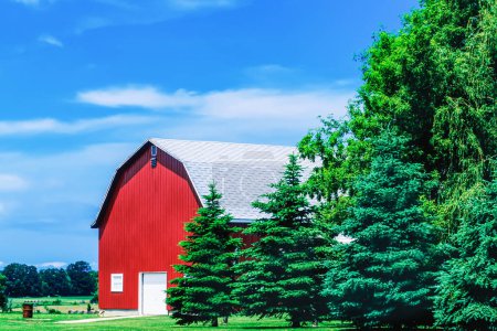 Schöne Red Barn auf einem Bauernhof in der ländlichen Landschaft des amerikanischen Mittleren Westens, USA, Nordamerika mit Kopierraum