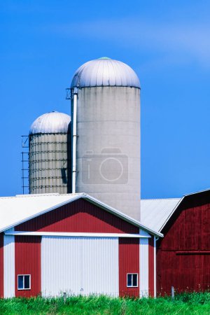 Téléchargez les photos : Belle grange rouge sur une ferme dans la campagne rurale du Midwest américain, États-Unis, Amérique du Nord avec espace de copie - en image libre de droit