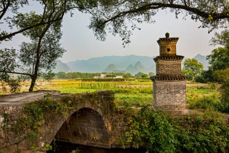 Téléchargez les photos : Beau pont en pierre dans Jiangtou Ancien village dans la région autonome de Guangxi Zhuang, Chine, Asie de l'Est - en image libre de droit