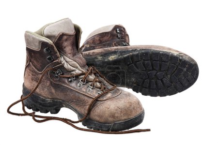 Téléchargez les photos : Une paire de vieilles bottes de suçage bien portées isolées sur un fond blanc - en image libre de droit