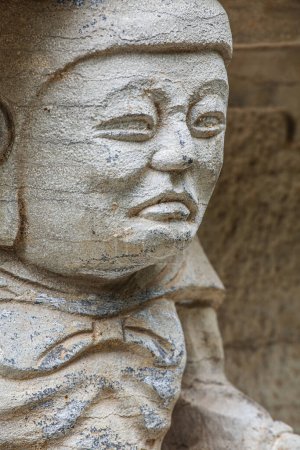 Téléchargez les photos : Statues de Bouddha sculptées dans la pierre située dans le parc sept étoiles, Guilin Chine, Asie de l'Est - en image libre de droit