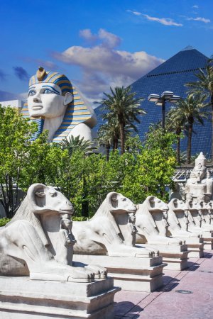 Foto de La famosa tira de Las Vegas con el Luxor Hotel and Casino a lo largo de Las Vegas Boulevard en Nevada, EE.UU., América del Norte con espacio para copias - Imagen libre de derechos