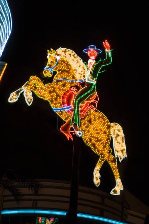 Foto de Neon Cowboy montando un caballo en la vieja franja en el centro de Las Vegas Nevada, Estados Unidos, América del Norte - Imagen libre de derechos