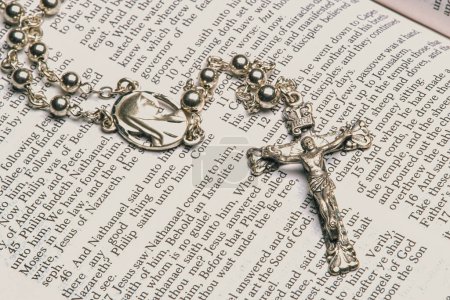 Téléchargez les photos : Crucifix en argent sur une Bible ouverte antique avec espace de copie - en image libre de droit