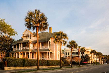 Foto de Pintorescas mansiones antebellum a lo largo de East Battery Street en Charleston, Carolina del Sur, Estados Unidos, América del Norte - Imagen libre de derechos
