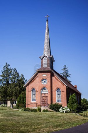 Foto de Iglesia de ladrillo en el campo del Medio Oeste de América con un cielo azul con espacio de copia, EE.UU., América del Norte - Imagen libre de derechos