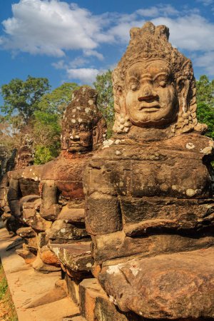 Téléchargez les photos : Une rangée d'asouras, ou démons, gardant l'entrée d'Angkor Thom South Gate. Angkor Wat, Cambodge, Asie du Sud-Est - en image libre de droit