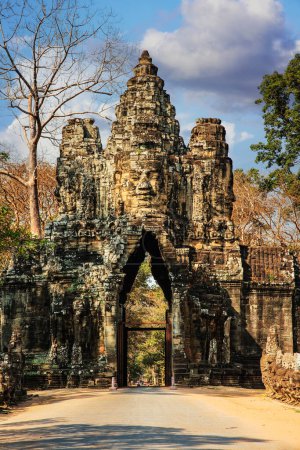 Foto de Una fila de asuras, o demonios, custodiando la entrada a Angkor Thom South Gate. Angkor Wat, Camboya, Sudeste Asiático - Imagen libre de derechos