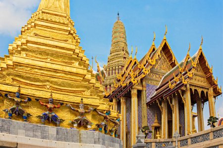 Foto de Estructuras tradicionales decoradas en oro en el Gran Palacio de Bangkok Tailandia, Sudeste Asiático - Imagen libre de derechos