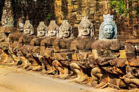 Foto de Una fila de asuras, o demonios, custodiando la entrada a Angkor Thom South Gate. Angkor Wat, Camboya, Sudeste Asiático - Imagen libre de derechos