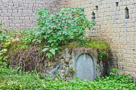 Téléchargez les photos : Un tombeau funéraire dans Xiongcum Ancien village près de Guilin dans la région autonome de Guangxi Zhuang du sud-ouest de la Chine, Asie de l'Est - en image libre de droit