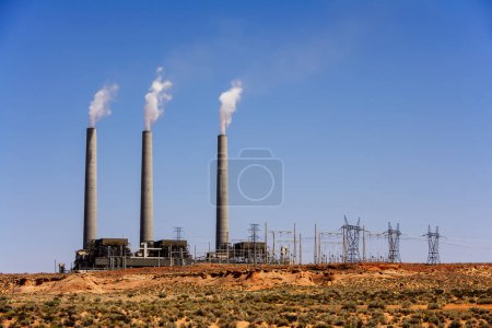 Foto de Navajo Electricity Generating Station es una planta de vapor de carbón cerca de Page, Arizona, Estados Unidos, América del Norte - Imagen libre de derechos