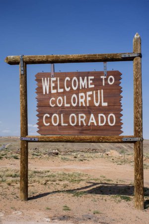 Téléchargez les photos : Bienvenue à Colorado State Line panneau routier le long d'une route de campagne avec ciel bleu et l'espace de copie, Colorado, États-Unis, Amérique du Nord - en image libre de droit