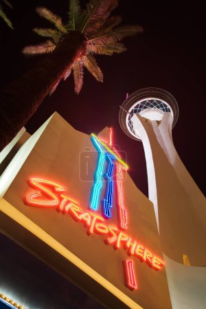 Foto de La famosa tira de Las Vegas con el Stratosphere Hotel and Casino a lo largo de Las Vegas Boulevard en Nevada, Estados Unidos, América del Norte - Imagen libre de derechos