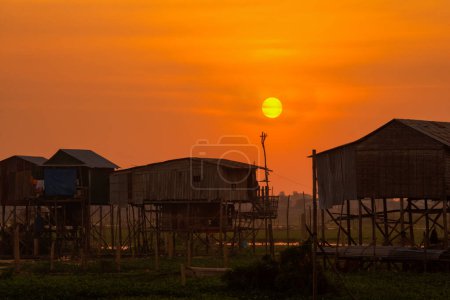 Téléchargez les photos : Coucher de soleil sur un village rural au Cambodge, Asie du Sud-Est - en image libre de droit