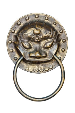 Téléchargez les photos : Poignée de porte Dragon en bronze décoratif en Chine Guilin isolé sur un fond blanc avec espace de copie, Asie du Sud - en image libre de droit