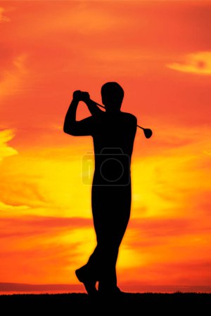 Téléchargez les photos : Un mâle jouant au golf à l'aube silhouette avec l'espace de copie silhouette avec l'espace de copie - en image libre de droit