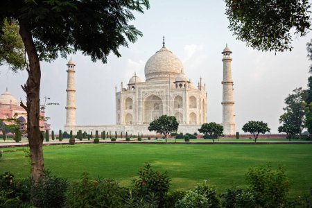 Téléchargez les photos : Le célèbre Taj Mahal. Le Taj Mahal est un mausolée situé à Agra, en Inde. Asie du Sud - en image libre de droit