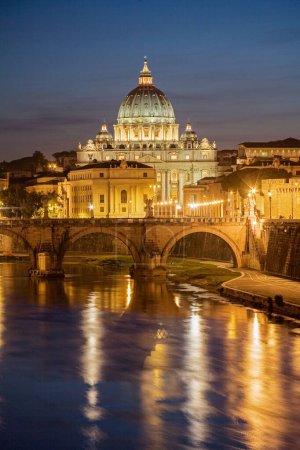 Foto de Basílica de San Pedro, con vistas al río Tíber Roma Lazio Italia, Roma, Europa - Imagen libre de derechos