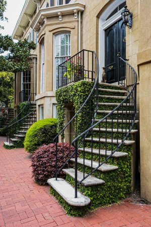 Téléchargez les photos : Escalier d'une belle maison dans le quartier historique de Savannah Géorgie, États-Unis, Amérique du Nord avec espace de copie - en image libre de droit
