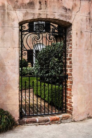 Foto de Pintoresca entrada a una de las muchas casas en Charleston, Carolina del Sur, EE.UU., América del Norte con espacio para copias - Imagen libre de derechos