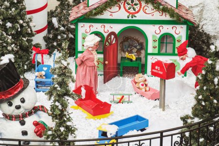 Téléchargez les photos : Décorations de Noël représentant le Père Noël et le Pôle Nord - en image libre de droit