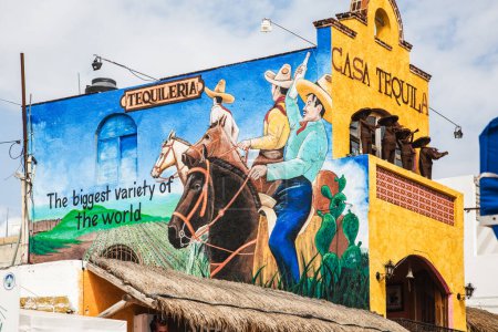 Téléchargez les photos : Peinture murale à l'extérieur d'un café local à Playa Del Carmen sur la péninsule du Yucatan dans le Quintana Roo Mexique - en image libre de droit
