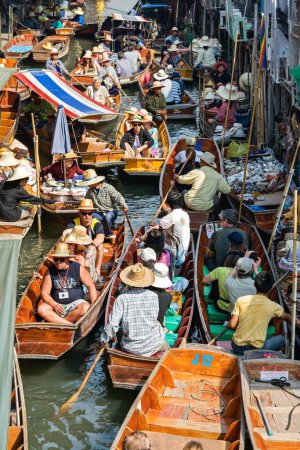 Téléchargez les photos : Vente de nourriture et de souvenirs au marché flottant Damnoen Saduak situé à environ 62 miles en dehors de Bangkok Thaïlande, Asie du Sud-Est - en image libre de droit