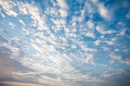 Foto de Un cielo espectacular lleno de nubes y con espacio para copiar - Imagen libre de derechos