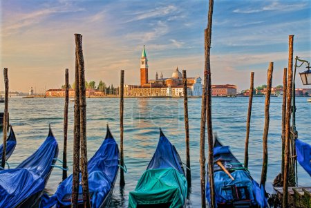 Foto de Góndola amarrada en el Molo San Marco en Venecia Italia con San Giorgio Maggiore en el fondo con espacio para copias - Imagen libre de derechos