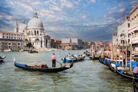 Foto de Góndolas en el Gran Canal con arquitectura típica venusina en Venecia Italia, Europa - Imagen libre de derechos
