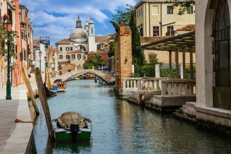 Foto de Uno de los muchos canales con arquitectura típica venusina en Venecia Italia, Europa - Imagen libre de derechos