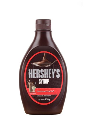 Téléchargez les photos : Une bouteille de sirop saveur chocolat Hersheys isolé sur fond blanc avec espace de copie - en image libre de droit