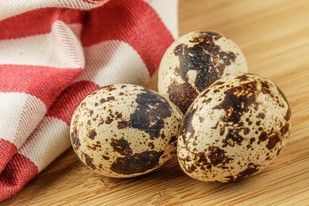 Foto de Una bandeja de deliciosos huevos de codorniz aislados sobre fondo de madera con espacio para copiar - Imagen libre de derechos