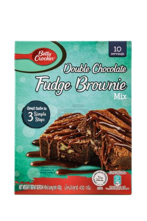Téléchargez les photos : Gros plan d'une boîte de Double Chocolat Fudge Brownie Mix isolé sur un fond blanc avec espace de copie - en image libre de droit