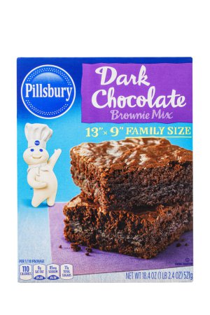 Téléchargez les photos : Gros plan d'une boîte de chocolat noir Fudge Brownie Mix isolé sur un fond blanc avec espace de copie - en image libre de droit