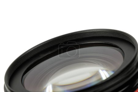 Téléchargez les photos : Gros plan sur une lentille DSLR Camerica moderne isolée sur un fond blanc avec espace de copie - en image libre de droit