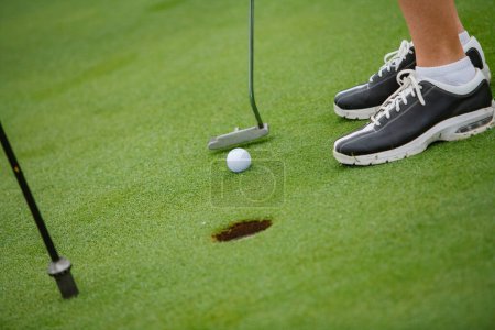 Foto de Temprano en la mañana Golfista poniendo la pelota de golf en los greens, Estados Unidos, América del Norte - Imagen libre de derechos