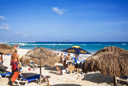Téléchargez les photos : Touriste profitant des eaux turquoise et des plages de sable blanc de Playa Del Carmen sur la péninsule du Yucatan dans le Quintana Roo Mexique - en image libre de droit