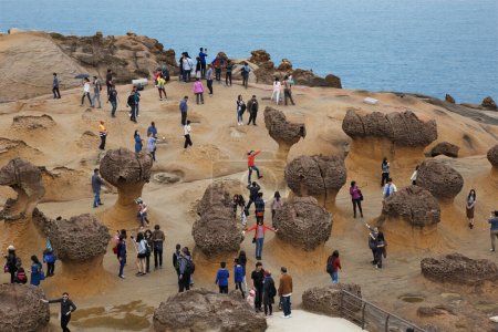 Foto de El Parque Geológico de Yehliu, conocido por los geólogos como el promontorio de Yehliu, forma parte de la Formación Mioceno de Daliao. Una característica distintiva del geoparque son las piedras hoodoo que salpican su superficie. Nueva Taipei, Taiwán, China, Asia Oriental - Imagen libre de derechos