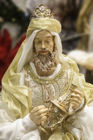 Foto de Figura de uno de los Reyes Magos en el Belén con el Niño Jesús en Belén - Imagen libre de derechos
