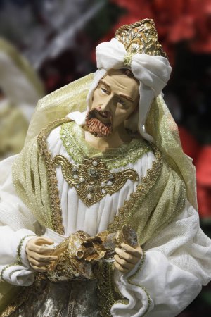 Foto de Figura de uno de los Reyes Magos en el Belén con el Niño Jesús en Belén - Imagen libre de derechos