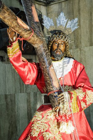 Téléchargez les photos : Statue du Nazaréen noir ou Jésus noir dans la basilique mineure du Nazaréen noir également connue sous le nom d'église Quiapo à Mamila, Philippines, Asie du Sud-Est - en image libre de droit
