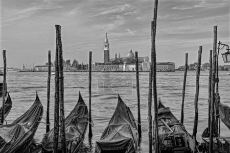 Téléchargez les photos : Photographie d'Art Noir et Blanc de Gondole amarrée à Molo San Marco à Venise Italie avec San Giorgio Maggiore en arrière-plan avec espace de copie - en image libre de droit