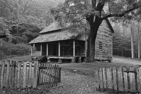 Téléchargez les photos : Photographie d'art noir et blanc de Tifton Place, Cades Cove, Parc national des Great Smoky Mountains, Tennessee - en image libre de droit